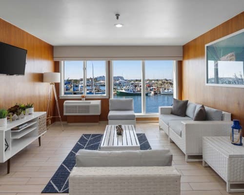 Club Wyndham Inn on Long Wharf – photo 8